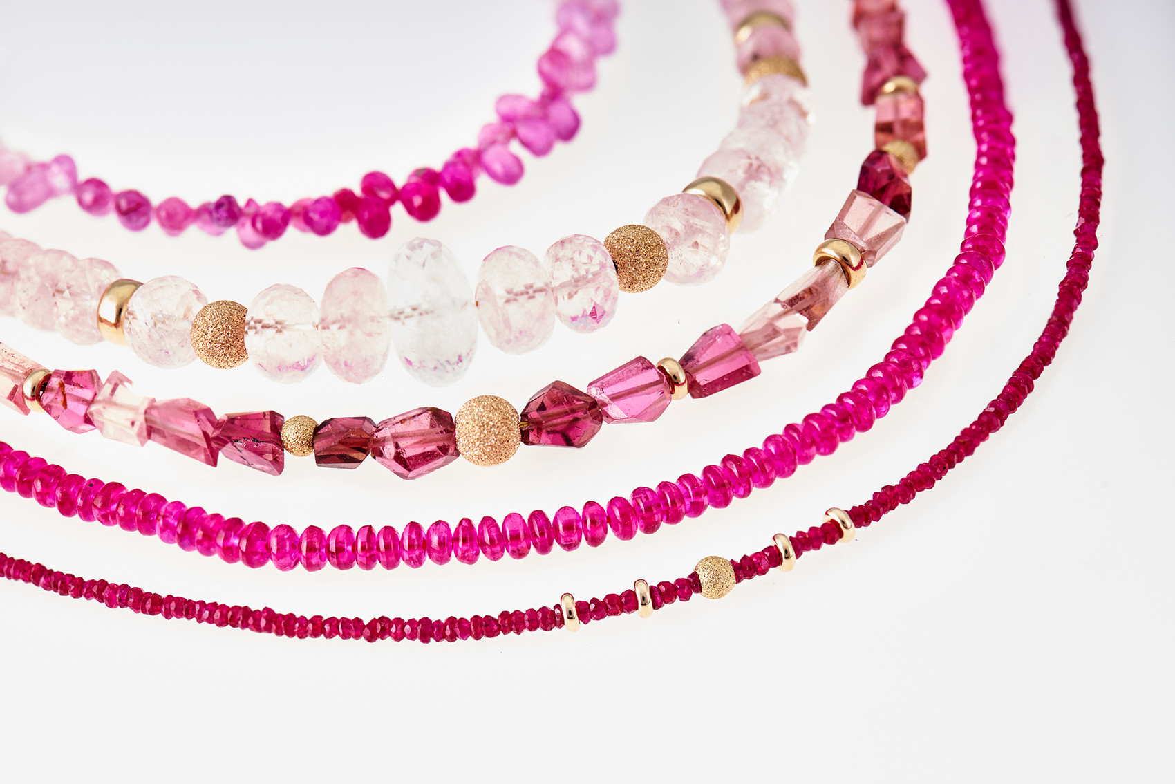 Collier mit Saphir Pampeln, Morganit im Verlauf/ facettiert, Rubelith freeform und 2 Rubin Colliers mit 585 GG Zwischenteilen