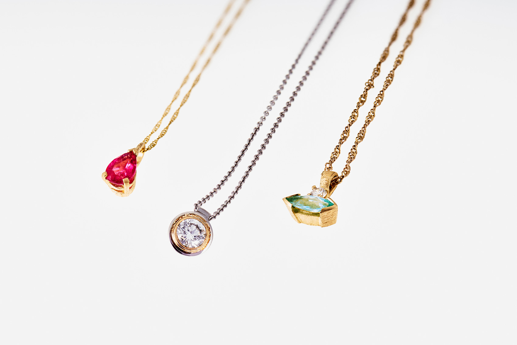 Anhänger mit Rubelith Tropfen/ 750 GG, Brillant Anhänger mit 0,50ct/ Platin und 750 WG und Anhänger mit Paraiba Turmalin und Brillant 0,10 ct/ 750 GG